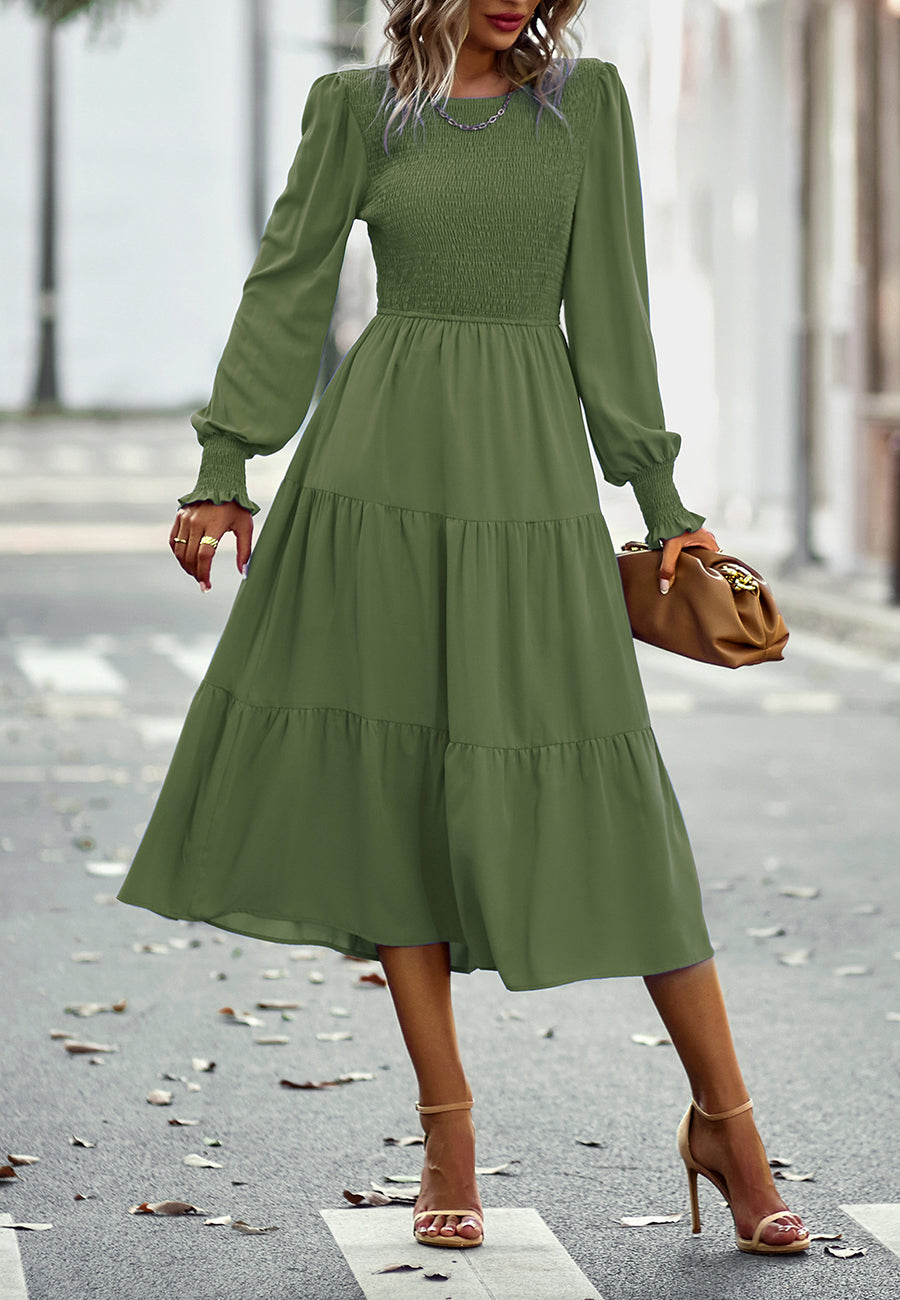 Vestido con escote fruncido y capas 