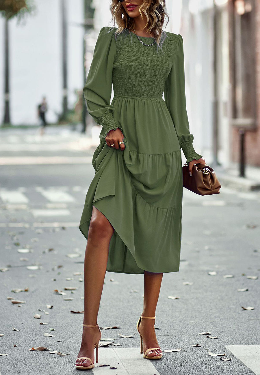 Vestido con escote fruncido y capas 