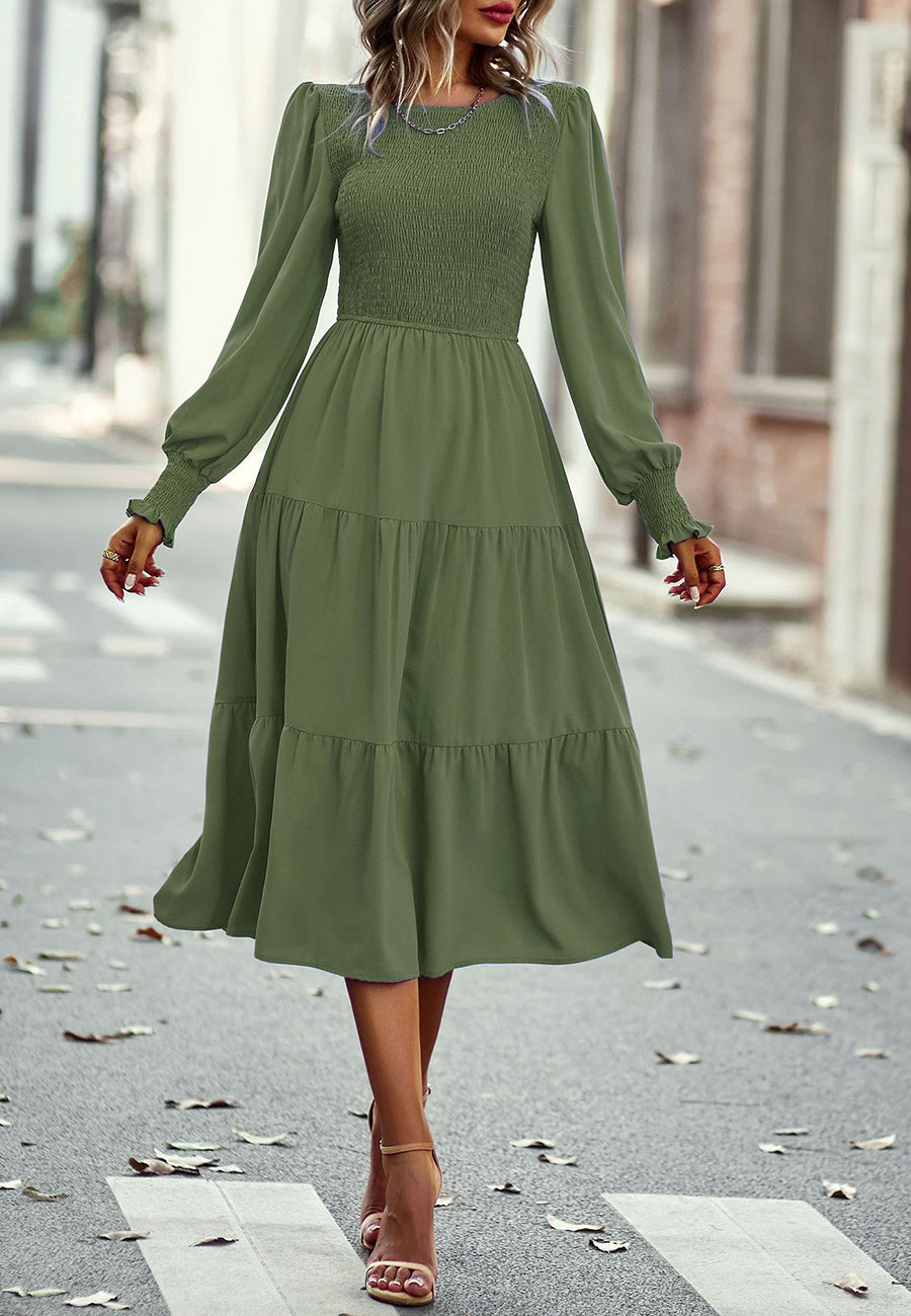 Vestido con escote fruncido y capas 