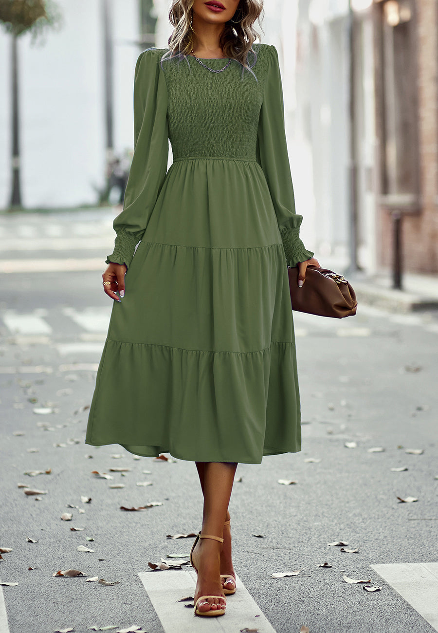 Vestido con escote fruncido y capas 