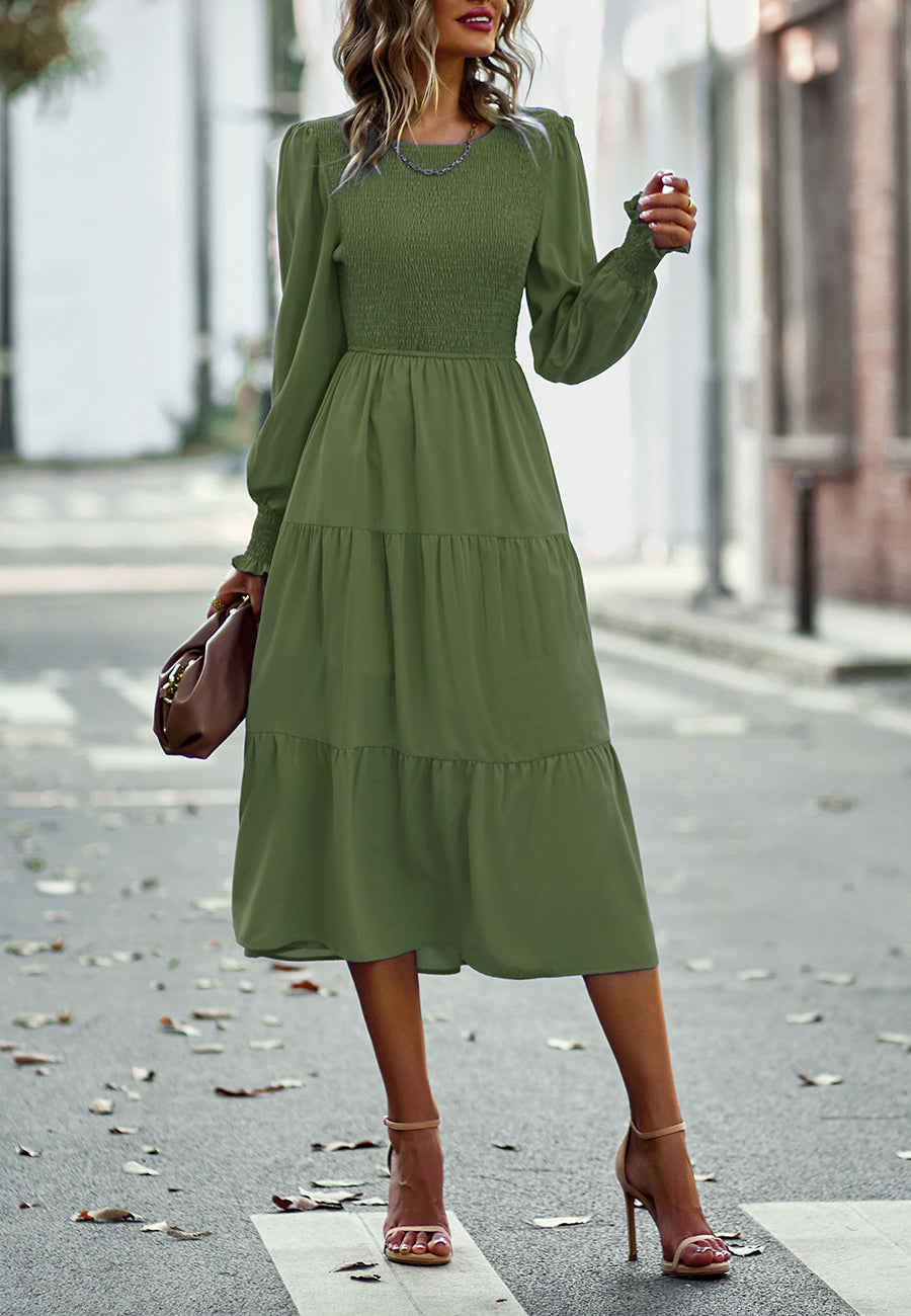 Vestido con escote fruncido y capas 