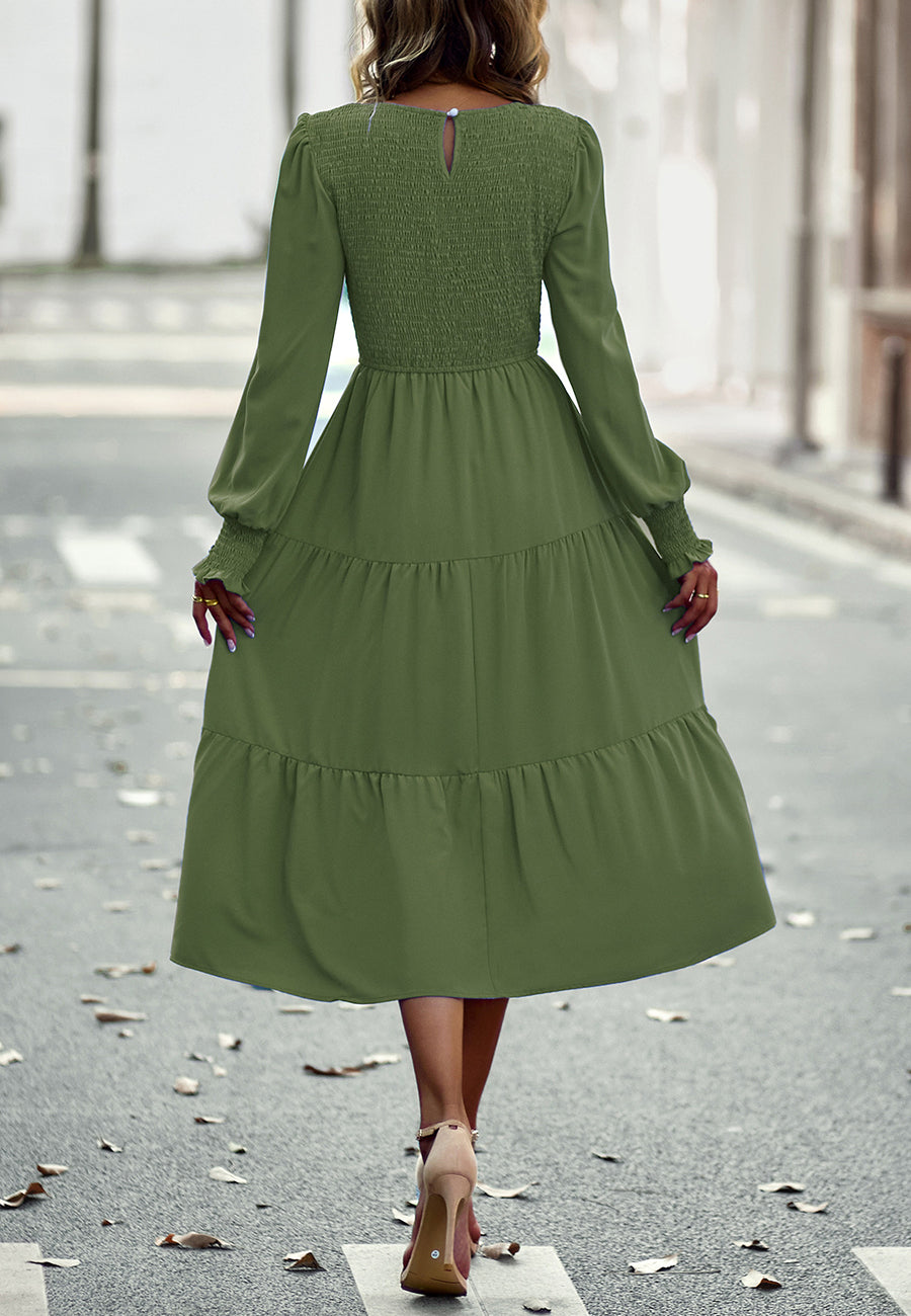 Vestido con escote fruncido y capas 