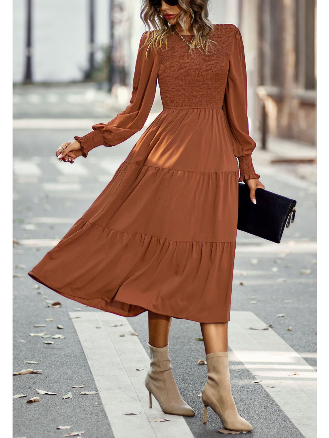 Vestido con escote fruncido y capas 