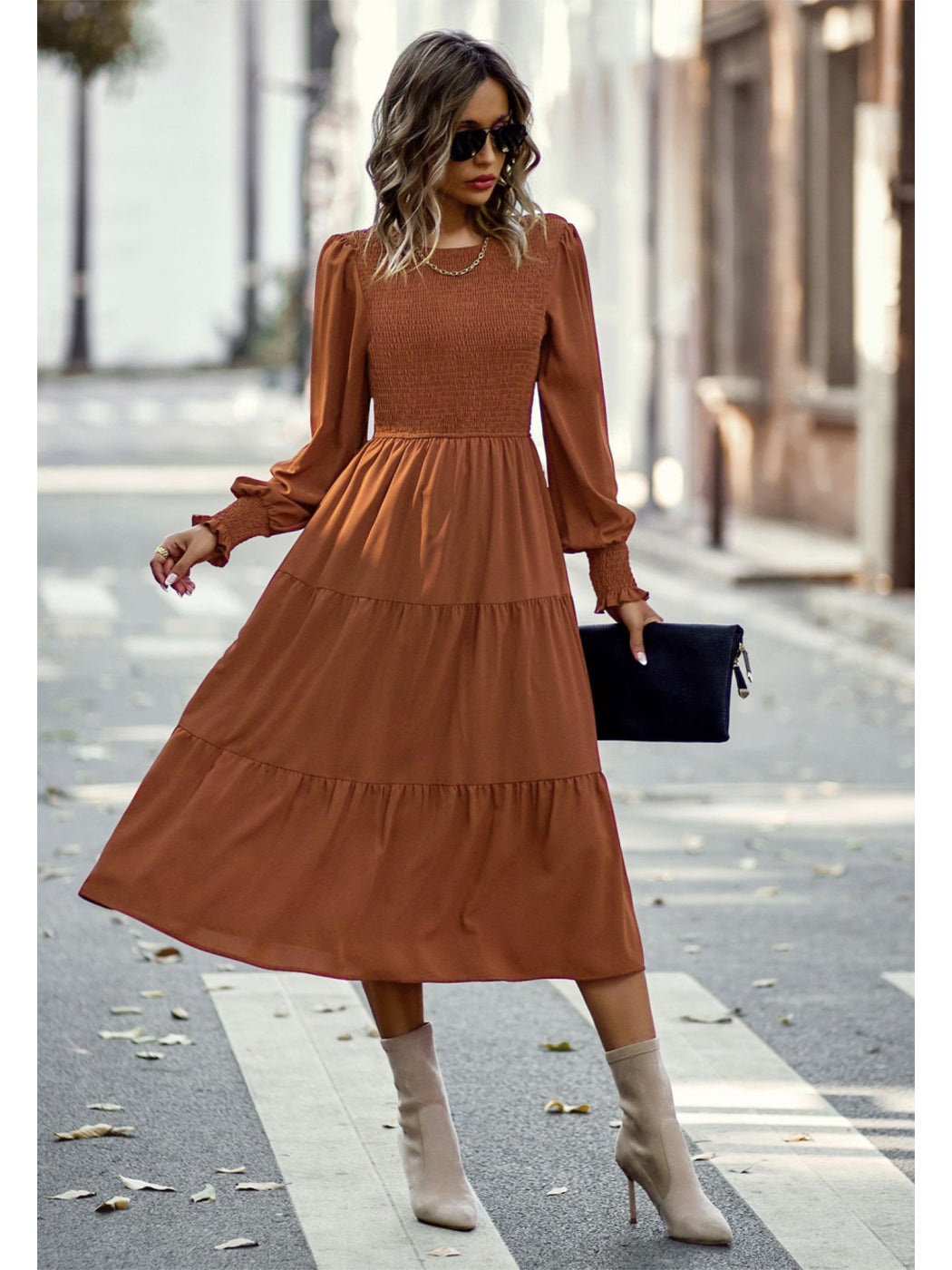 Vestido con escote fruncido y capas 