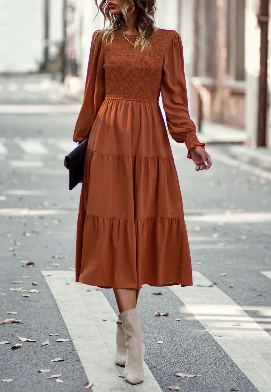 Vestido con escote fruncido y capas 