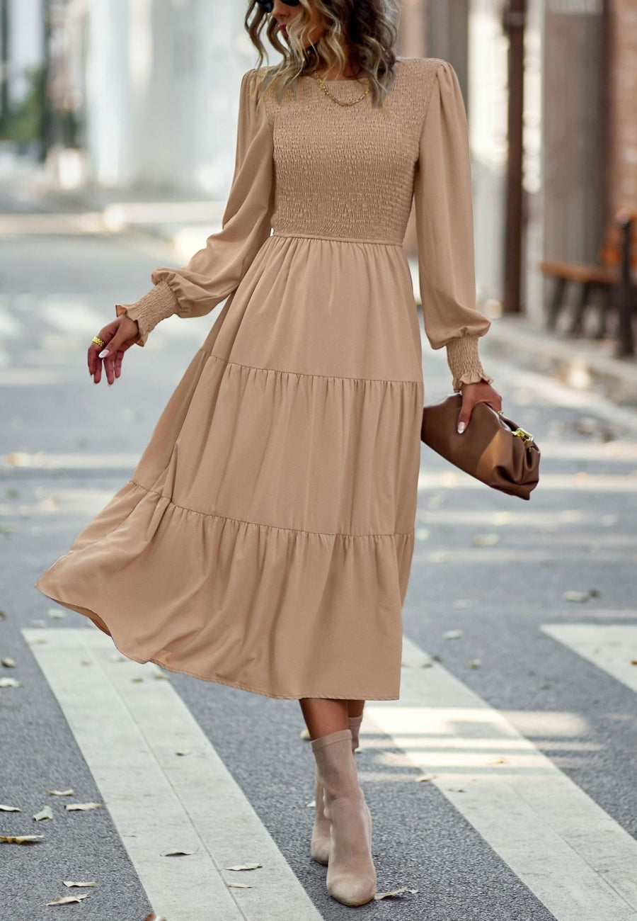 Vestido con escote fruncido y capas 