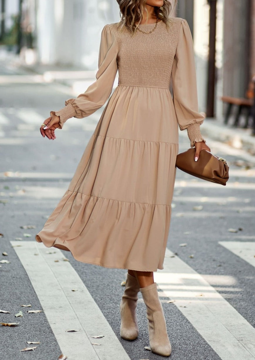 Vestido con escote fruncido y capas 