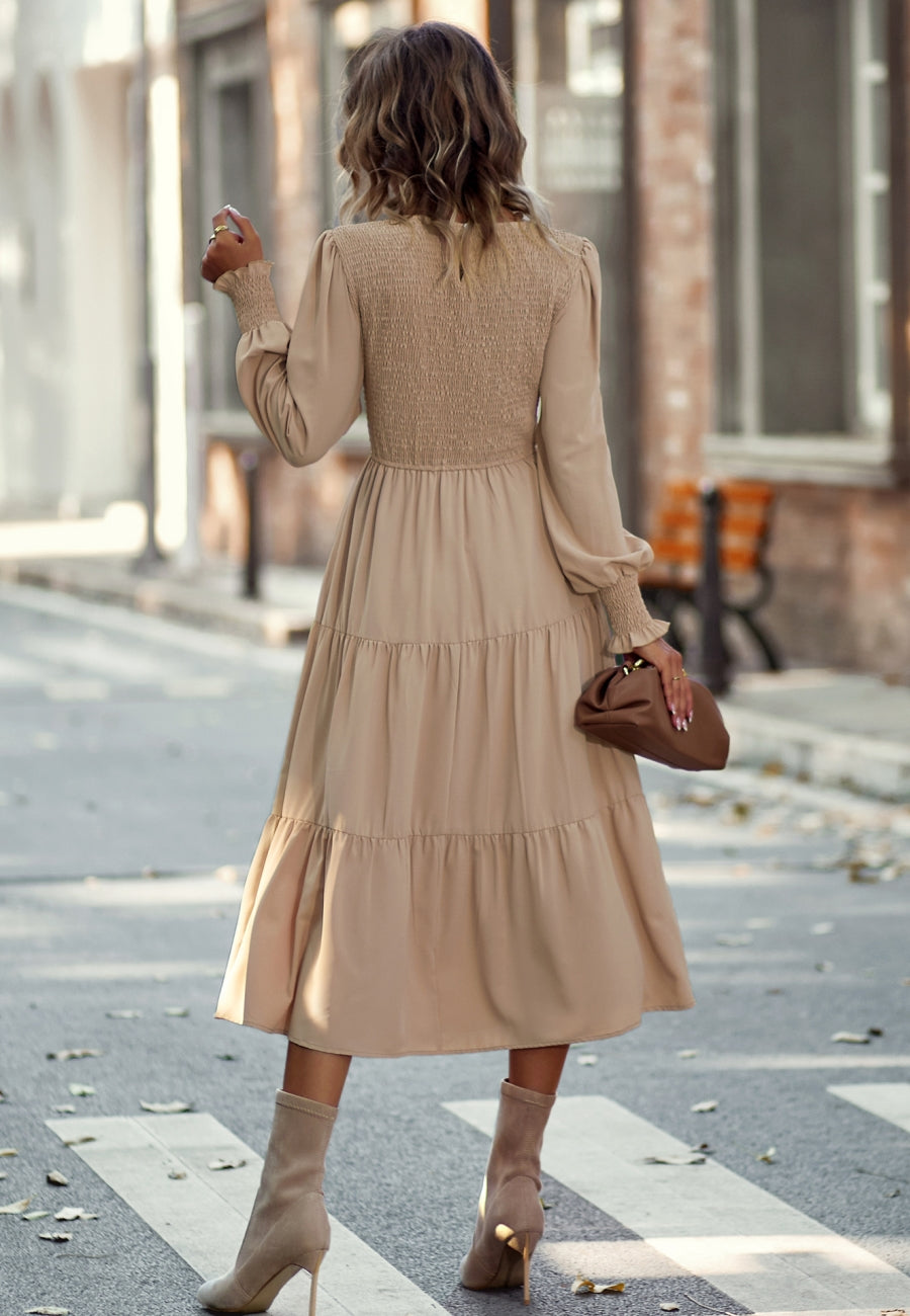 Vestido con escote fruncido y capas 