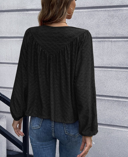 Blusa con detalle de triángulos y ojales