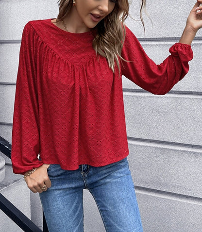 Blusa con detalle de triángulos y ojales