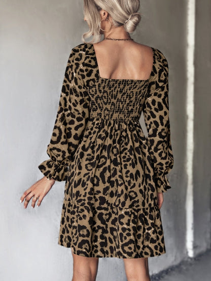 Vestido con estampado de leopardo y escote cuadrado
