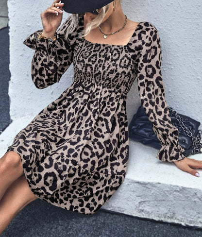 Vestido con estampado de leopardo y escote cuadrado