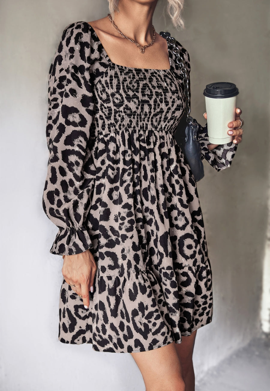 Vestido con estampado de leopardo y escote cuadrado