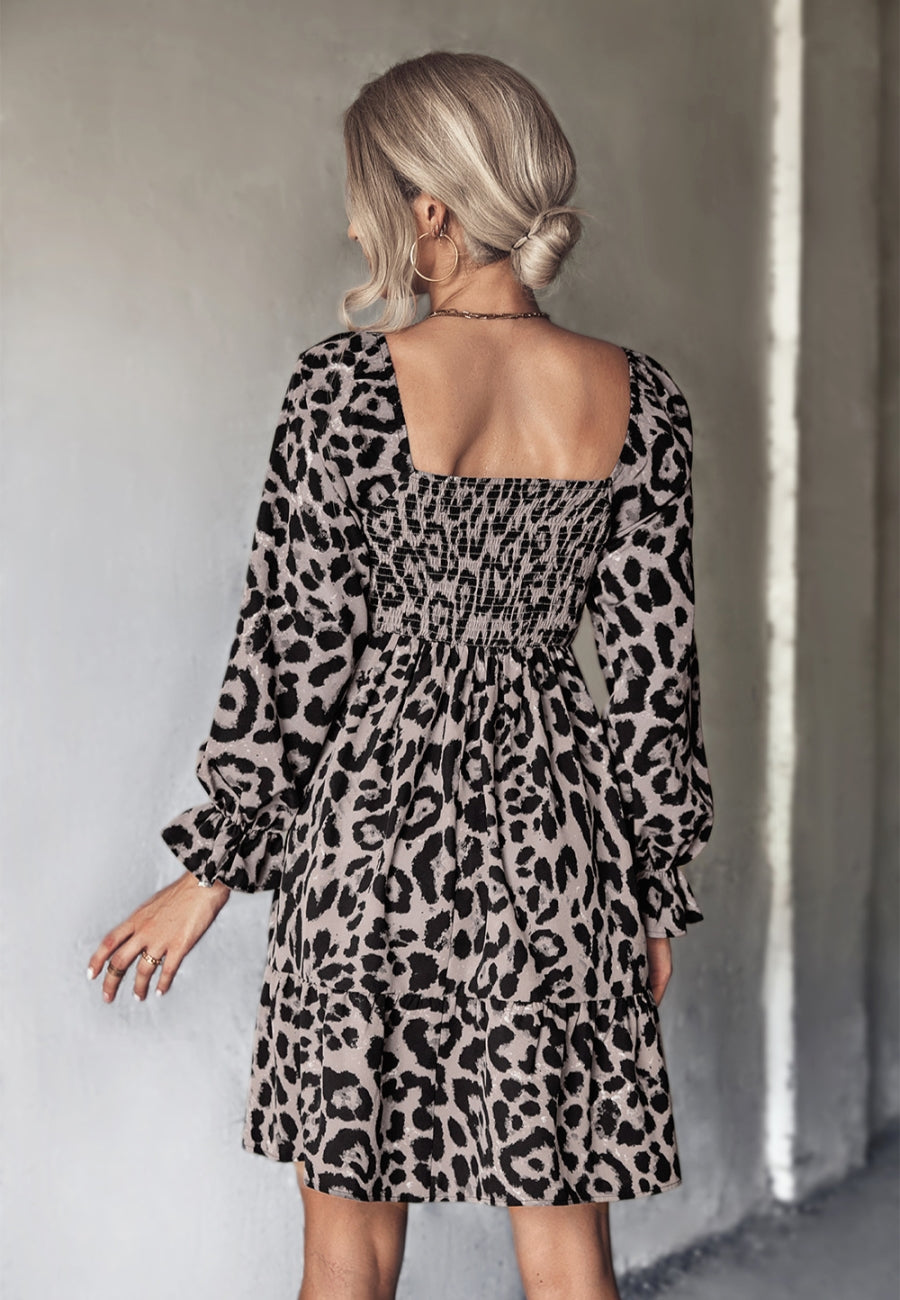Vestido con estampado de leopardo y escote cuadrado