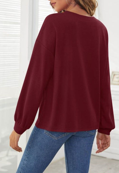 Suéter con detalle de botones en contraste liso