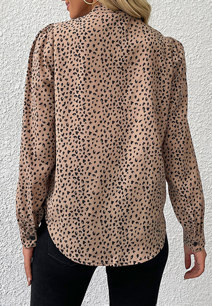 Blusa con estampado animal y lazo en el cuello 