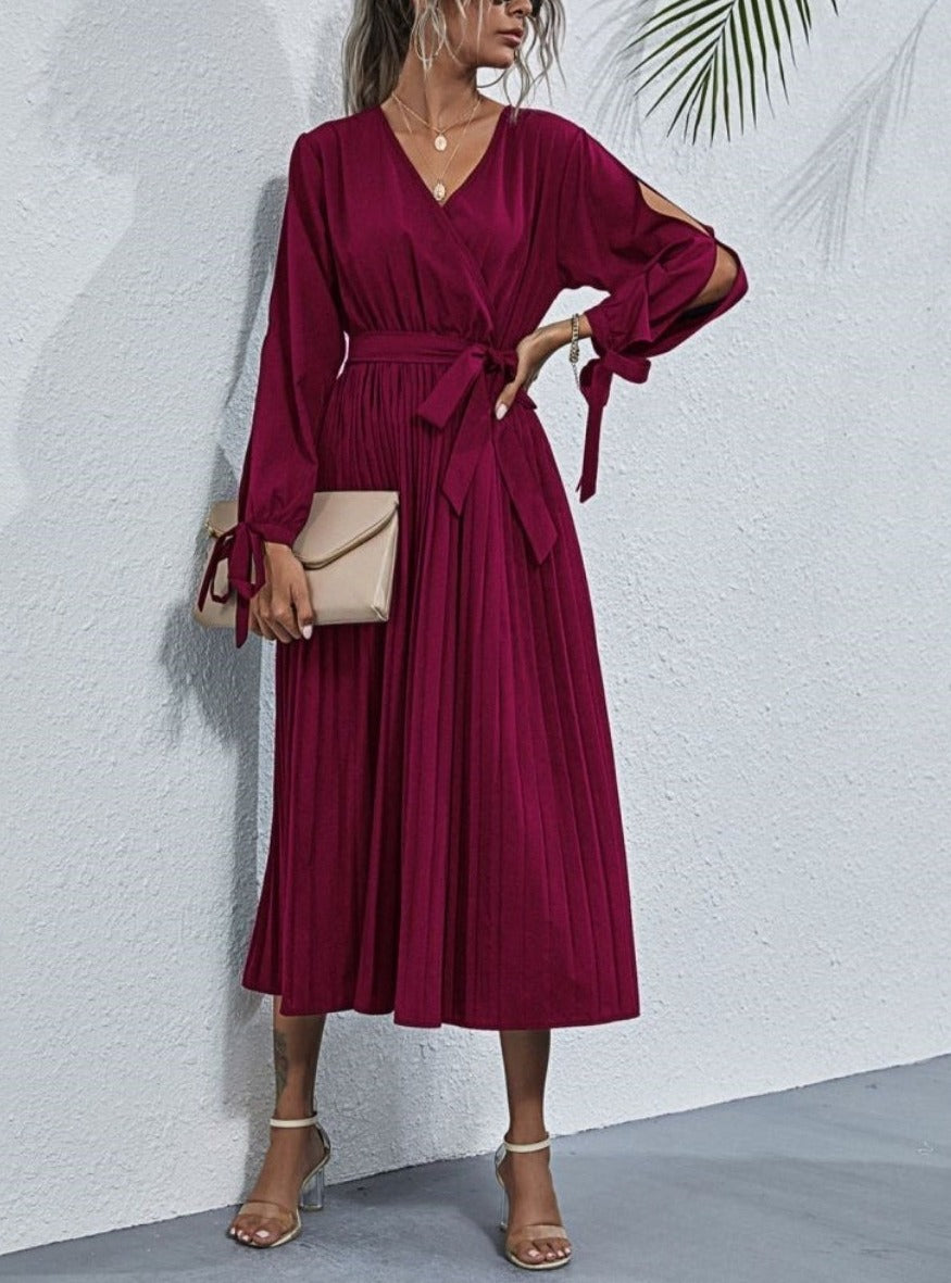 Vestido plisado con abertura en las mangas 