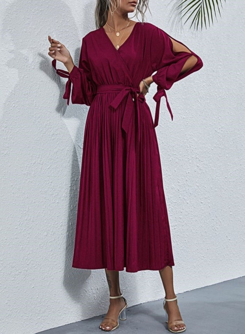 Vestido plisado con abertura en las mangas 