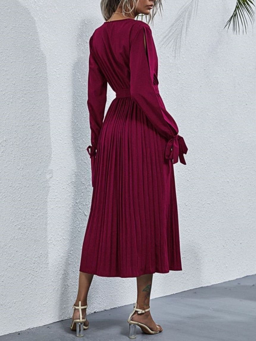 Vestido plisado con abertura en las mangas 
