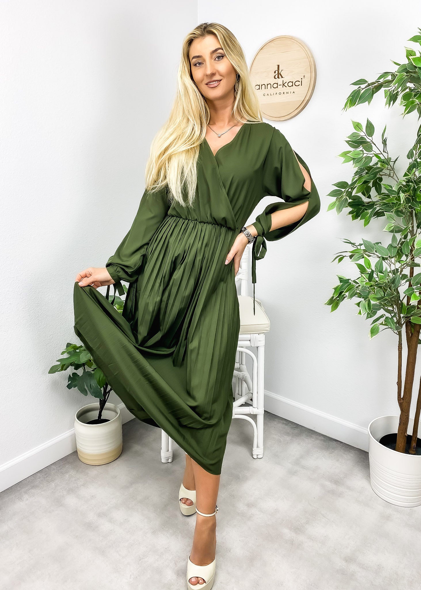 Vestido plisado con abertura en las mangas 