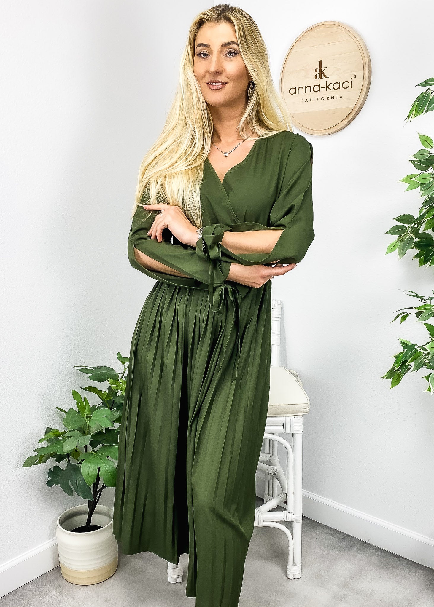 Vestido plisado con abertura en las mangas 