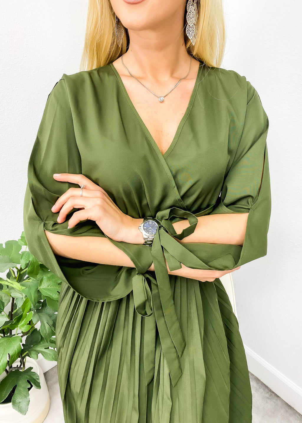 Vestido plisado con abertura en las mangas 