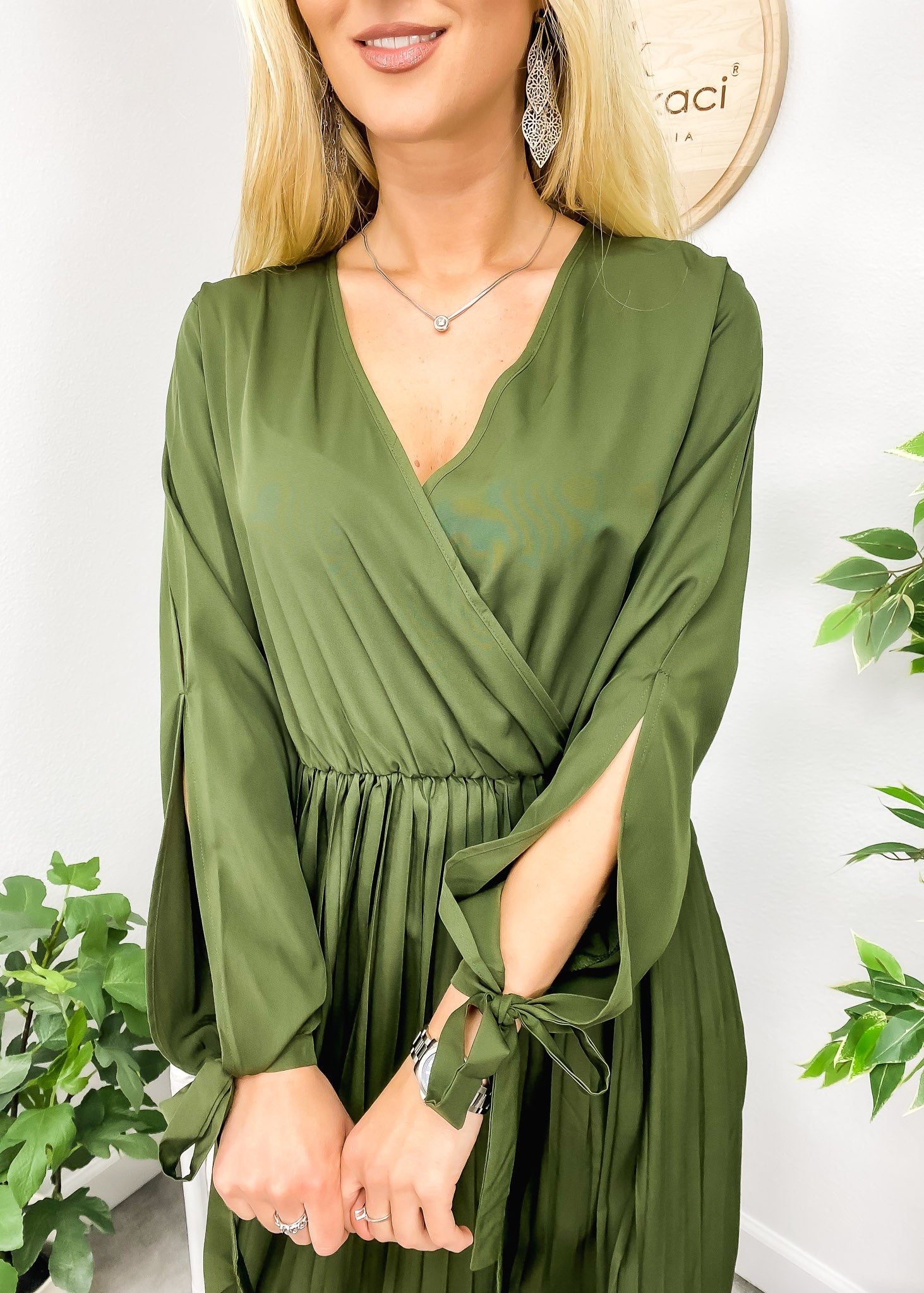 Vestido plisado con abertura en las mangas 