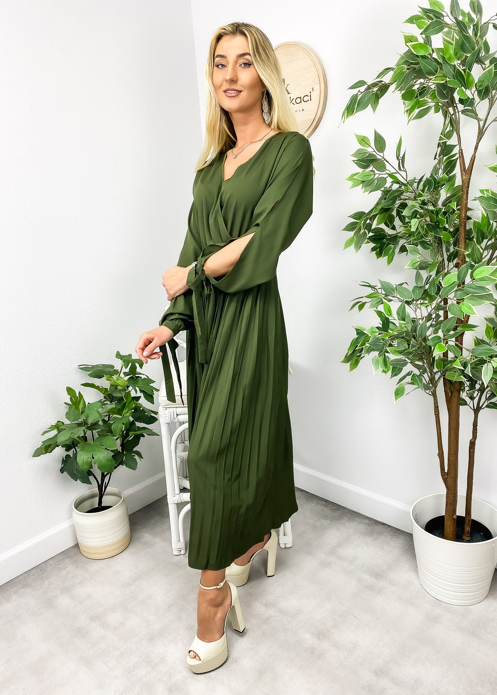 Vestido plisado con abertura en las mangas 