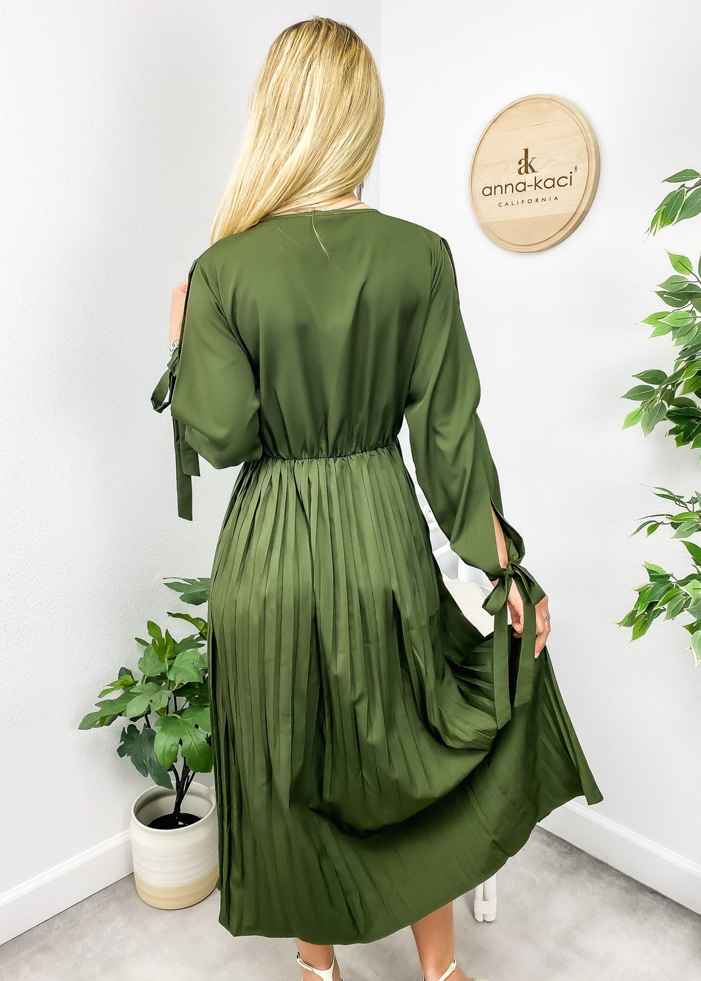 Vestido plisado con abertura en las mangas 