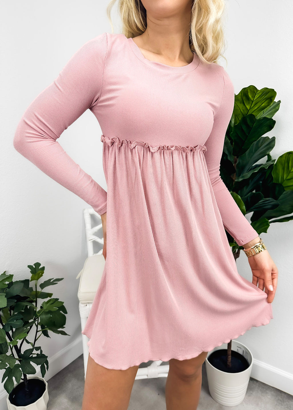 Vestido estilo imperio con ribete de lechuga 