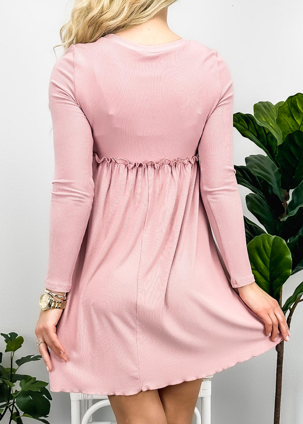 Vestido estilo imperio con ribete de lechuga 