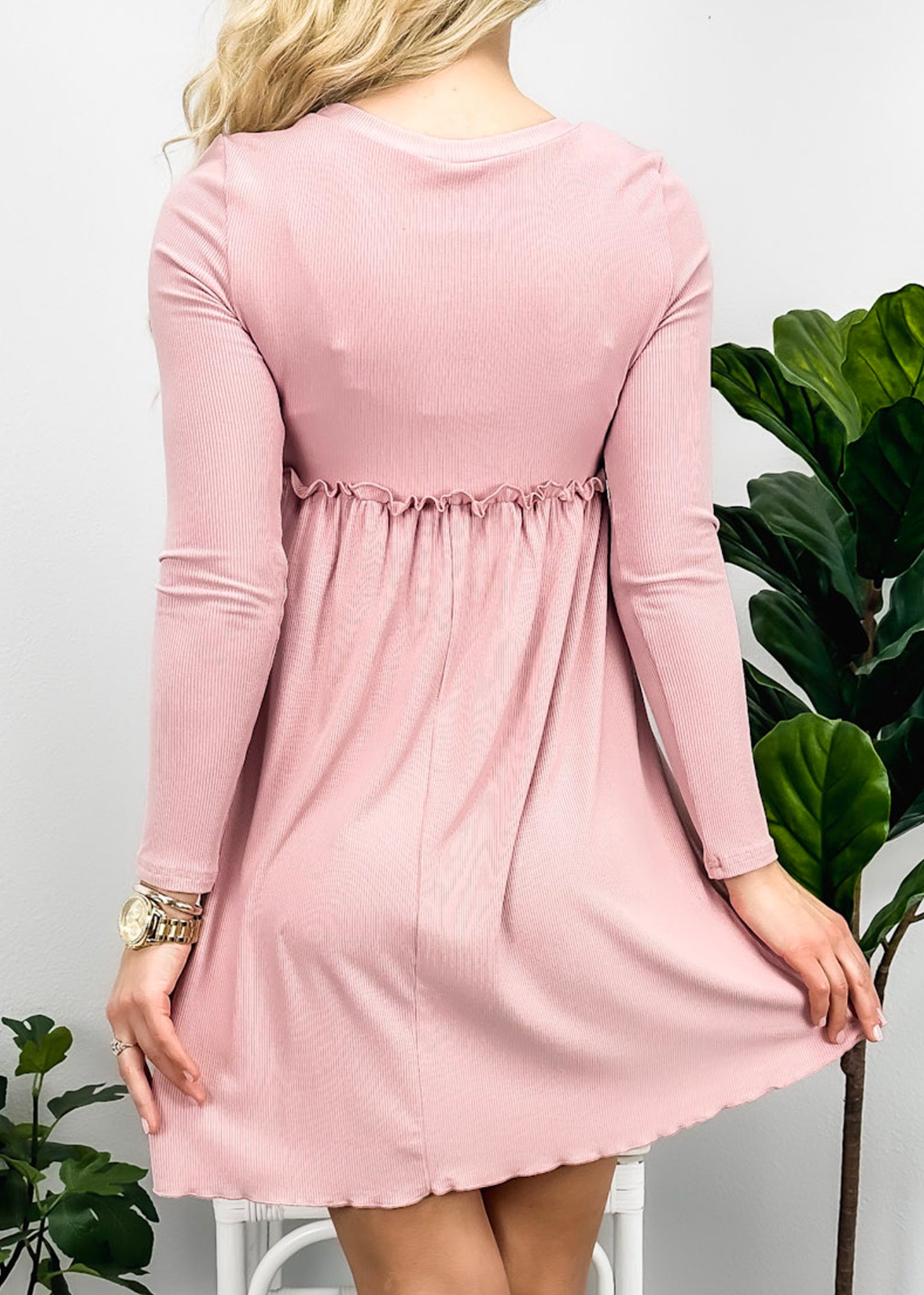 Vestido estilo imperio con ribete de lechuga 
