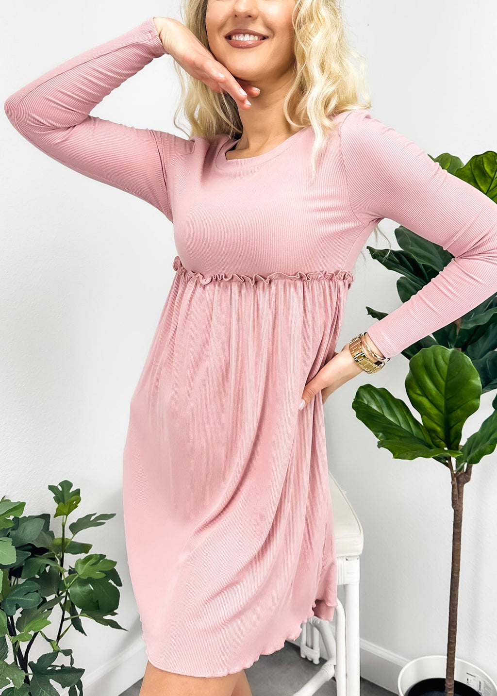 Vestido estilo imperio con ribete de lechuga 