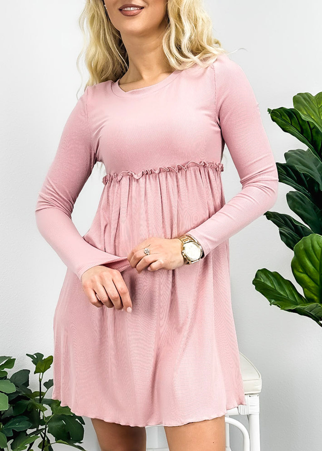 Vestido estilo imperio con ribete de lechuga 