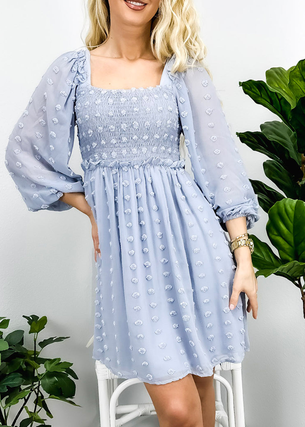 Vestido de lunares con escote cuadrado y pinza 