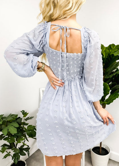 Vestido de lunares con escote cuadrado y pinza 
