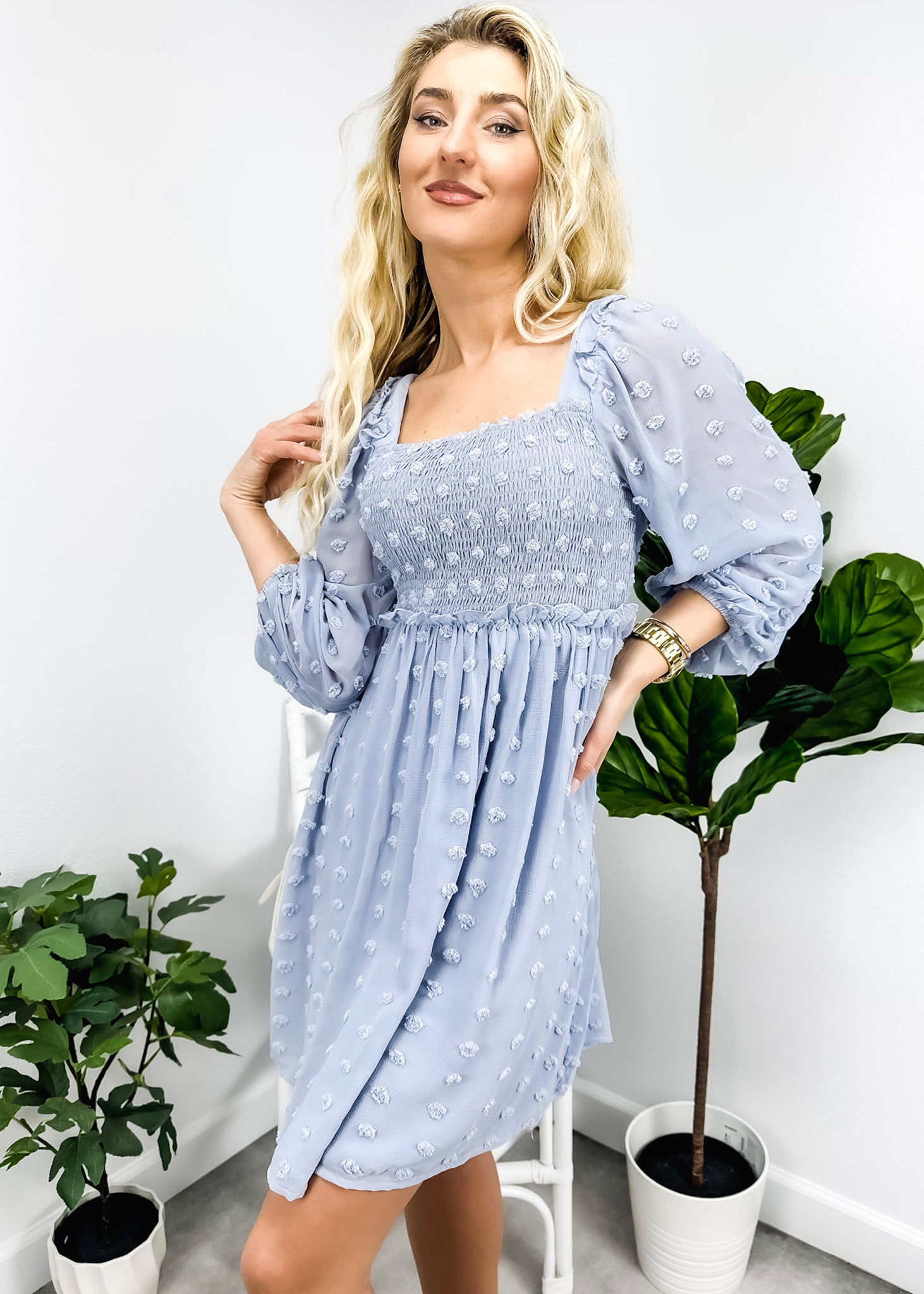 Vestido de lunares con escote cuadrado y pinza 