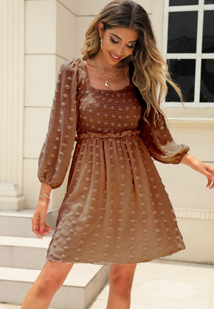 Vestido de lunares con escote cuadrado y pinza 