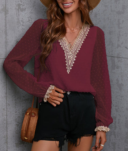 Blusa de encaje en contraste con lunares suizos 
