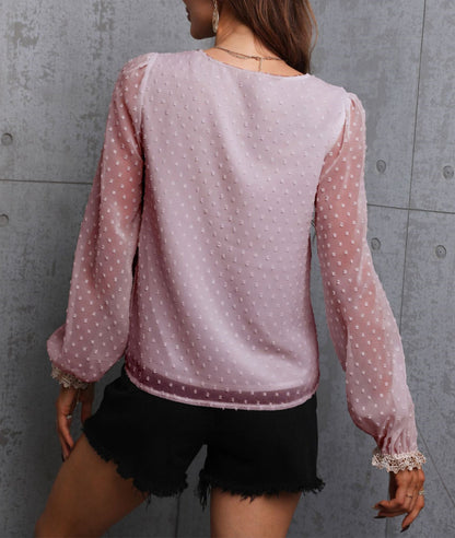 Blusa de encaje en contraste con lunares suizos 