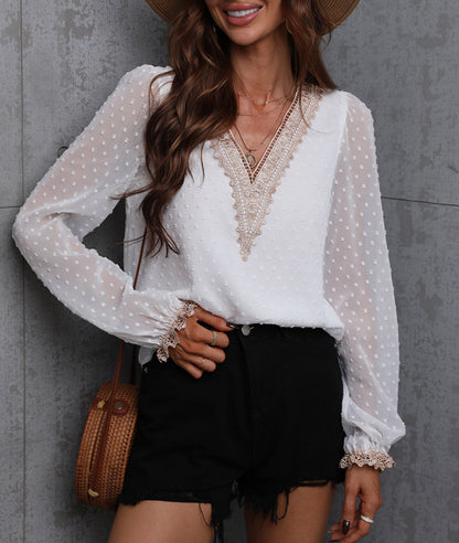 Blusa de encaje en contraste con lunares suizos 