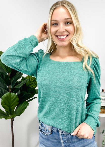 Suéter ligero con cuello cuadrado y globo 