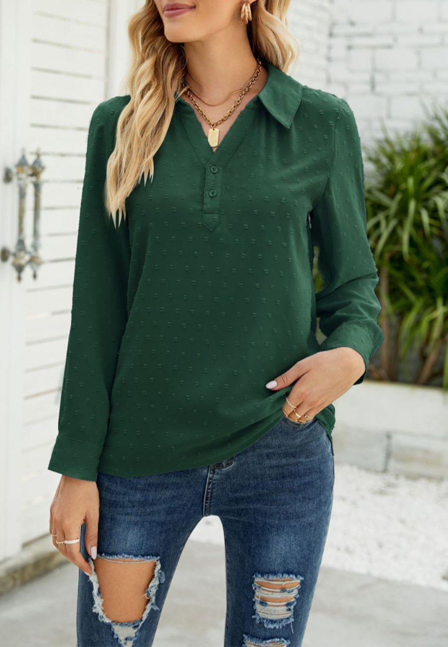 Blusa con cuello de lunares suizos 