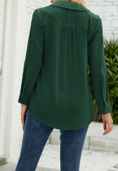 Blusa con cuello de lunares suizos 