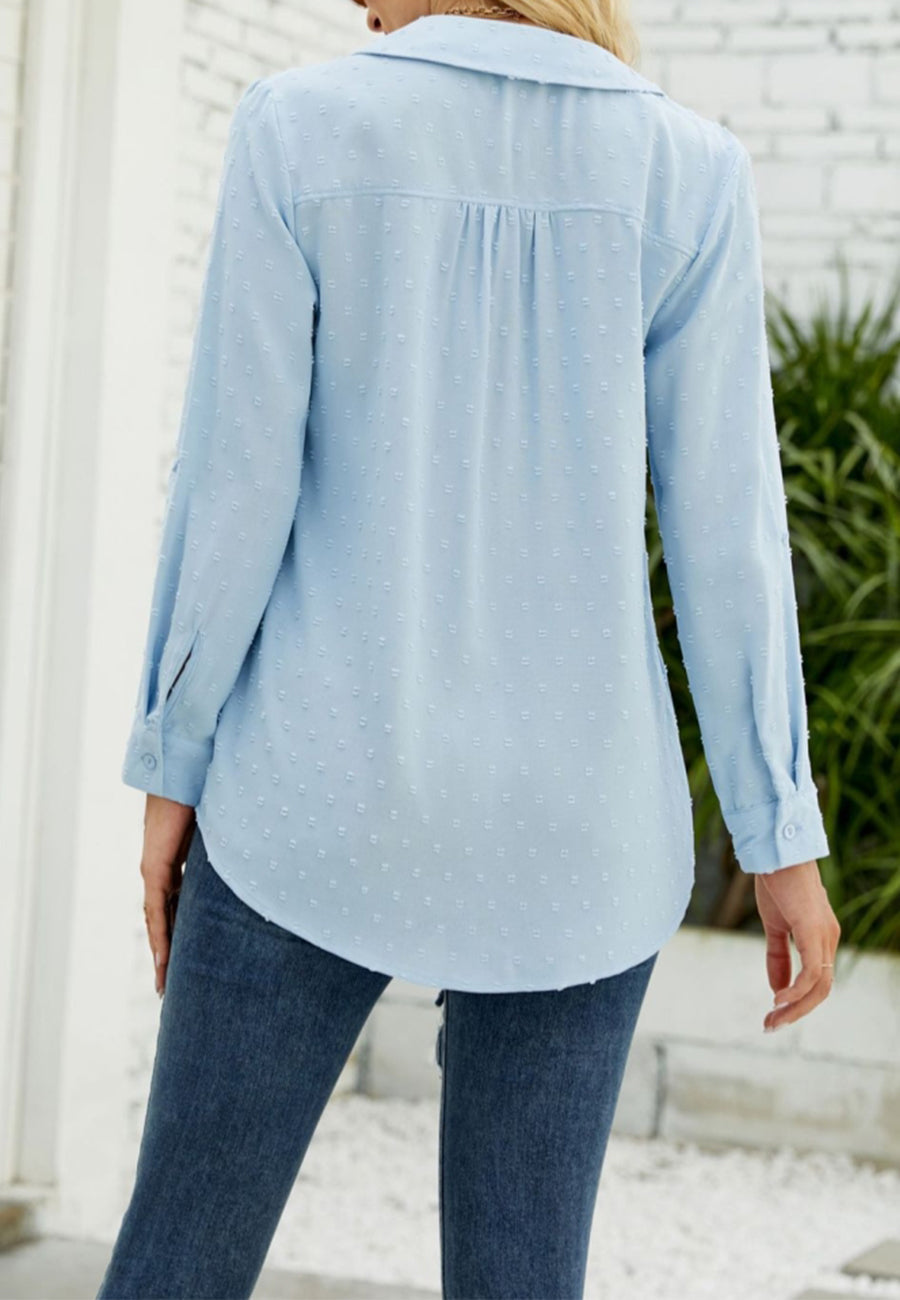 Blusa con cuello de lunares suizos 