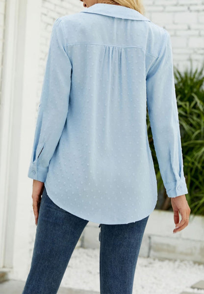 Blusa con cuello de lunares suizos 
