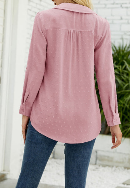 Blusa con cuello de lunares suizos 