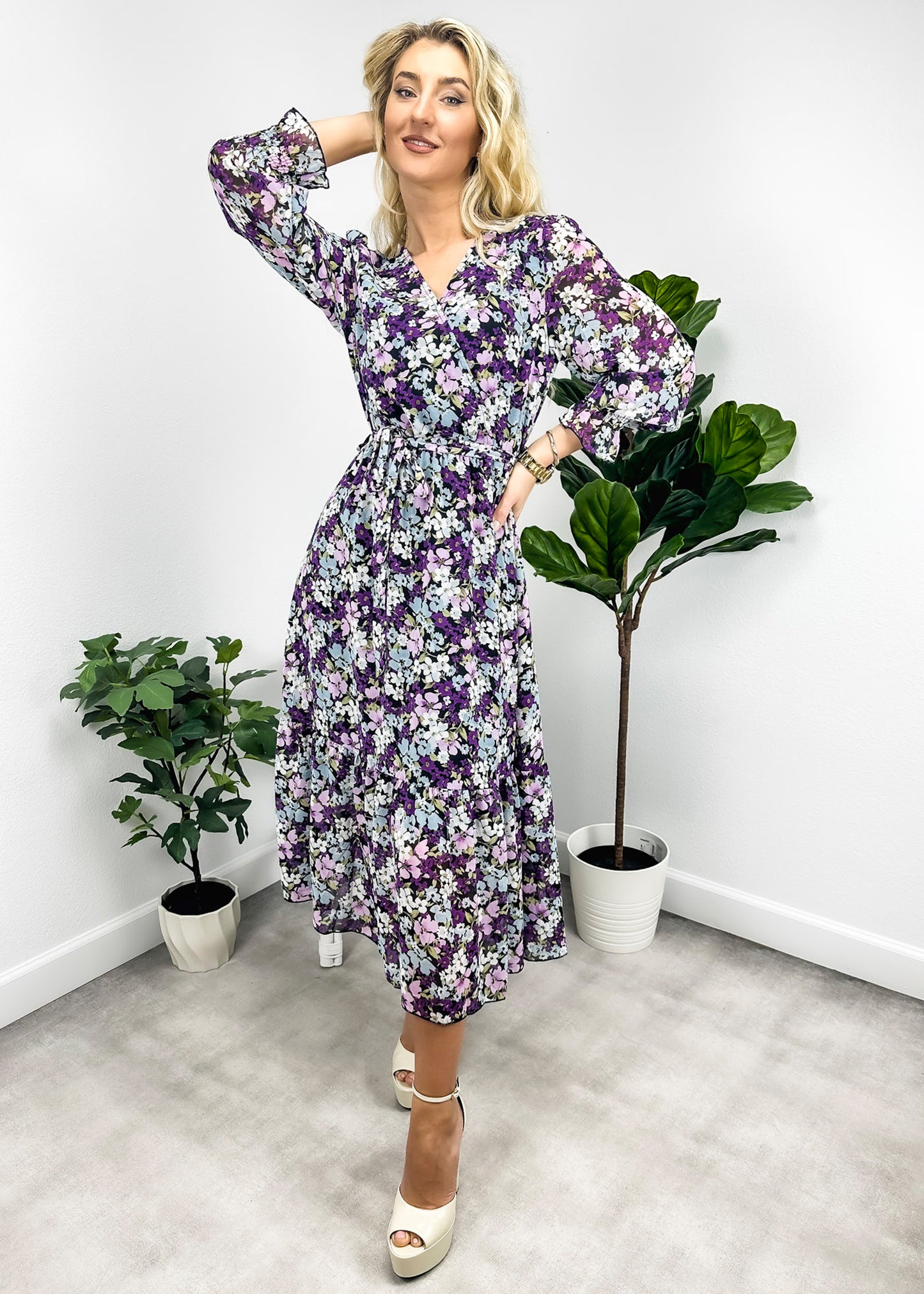 Vestido cruzado ligero con estampado floral 