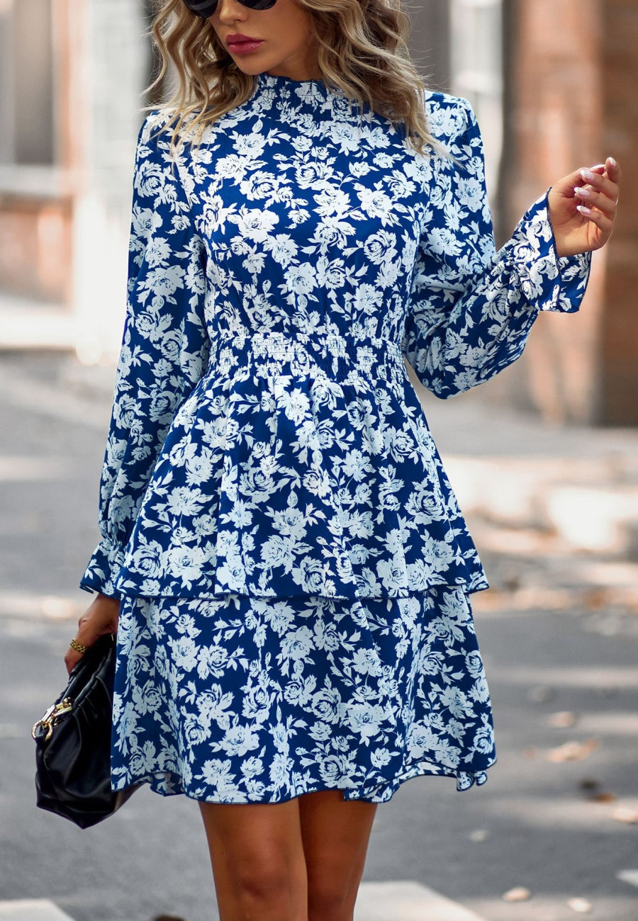 Vestido con escote fruncido y flores en capas