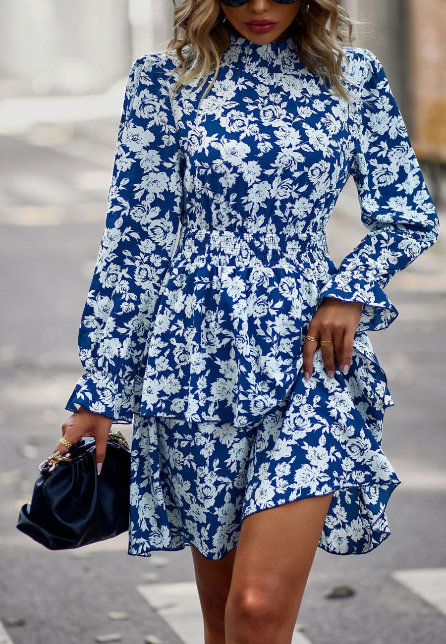 Vestido con escote fruncido y flores en capas